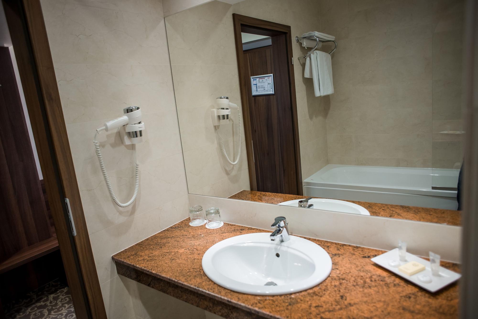 Hotel Arnia Iasi Bagian luar foto